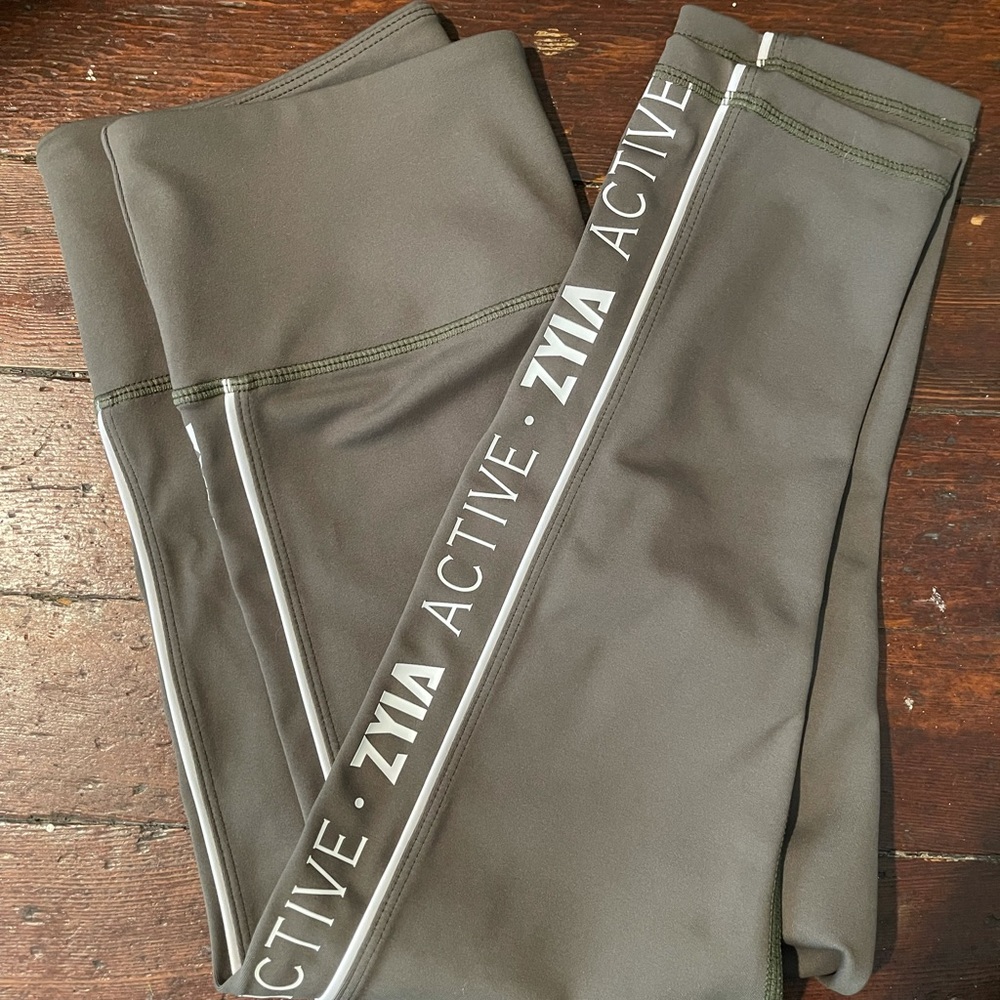 Zyia Olive LogoStripe Light n Tight Hi-Rise Capri